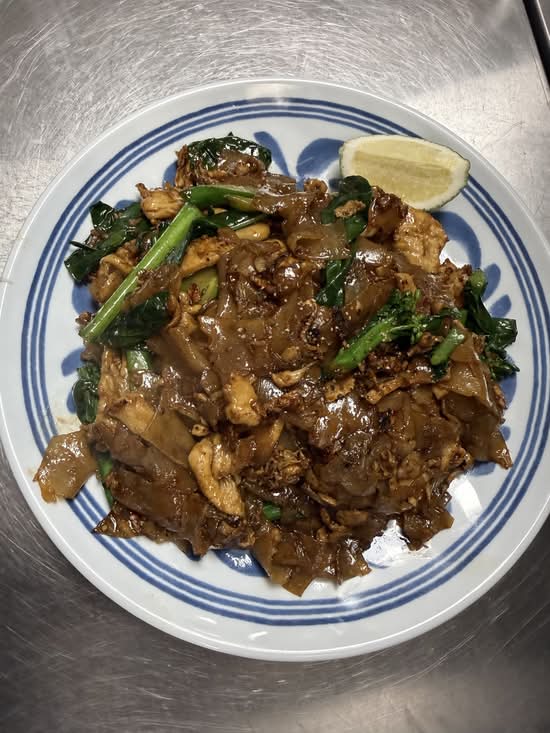 Pad See Eew | ผัดซีอิ๊ว | 酱油炒河粉 (鸡肉或牛肉)